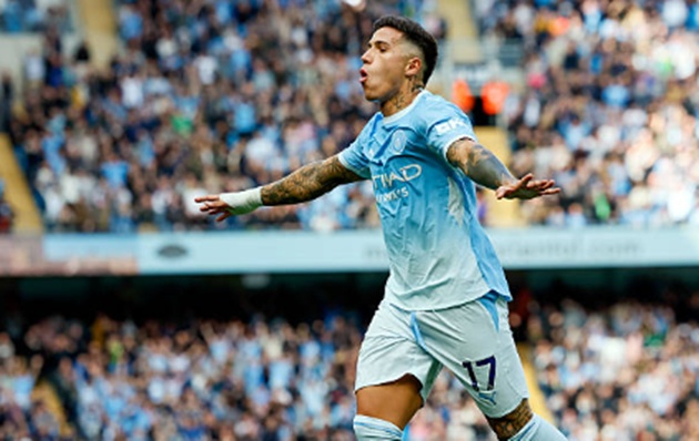 Enzo Fernandez - 7.5: Đánh dấu bàn thắng đầu tiên trong màu áo Man City bằng một siêu phẩm đá phạt hàng rào tinh quái từ góc hẹp. Tiền vệ người Argentina xử lý bóng đầy mềm mại ở các khoảng trống trước vòng cấm và nhanh chóng chiếm trọn cảm tình của các khán giả tại Etihad. (Richard Sellers/Getty Images)