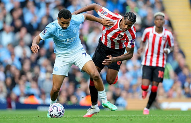 Iliman Ndiaye - 6.9: Xuất phát ngay từ đầu thế chỗ Phil Foden (bị treo giò), Ndiaye thi đấu giàu năng lượng và xông xáo. Anh kém may mắn khi không có được một pha kiến tạo sau tình huống dọn cỗ ngon ăn cho Haaland trước khung thành rộng mở. (Richard Sellers/Getty Images)

Antoine Semenyo - 8.8: Cầu thủ xuất sắc nhất trận đấu. Semenyo thể hiện phong độ hủy diệt với hai cú nã đại bác quyết đoán vào góc thấp để mở tài khoản bàn thắng mùa này, đồng thời thi đấu lăn xả để kiến tạo cho Rayan Cherki lập công. (Matt McNulty/Getty Images)


Rayan Cherki - 7.6: Thể hiện thứ bóng đá đầy mê hoặc với kỹ thuật và độ khéo léo ấn tượng. Sự tinh quái của tiền vệ người Pháp góp công lớn mở ra bàn thắng khai thông bế tắc, trước khi anh tự mình dứt điểm lạnh lùng nâng tỷ số lên 2-1 trong hiệp một. (Simon Stacpoole/Getty Images)

Erling Haaland - 7.5: Sunderland từng là đội bóng duy nhất tại Ngoại hạng Anh mà Haaland chưa thể sút tung lưới. Sau khi phung phí cơ hội mười mươi trong hiệp một, chân sút người Na Uy rốt cuộc đã hoàn tất bộ sưu tập bằng pha rướn người đệm bóng chuẩn xác ở phút 81. (Simon Stacpoole/Getty Images)