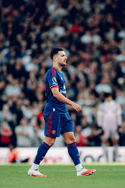 Diogo Dalot – 6.9/10 điểm: Tích cực dâng cao ở 1/3 cuối sân đối phương nhưng chất lượng xử lý rất thấp. Dù vậy, anh không mắc lỗi phòng ngự nào đáng kể hôm nay. Ảnh: EPA.

Harry Maguire – 7.3/10: Thi đấu tương đối chắc chắn ở khâu phòng ngự, tích cực triển khai bóng lên tuyến trên. Ảnh: EPA.

Lisandro Martinez – 6.8/10: Buộc Bernd Leno phải trổ tài cứu thua ngoạn mục sau cú nã đại bác uy lực từ ngoài vòng cấm, nhưng lại thiếu may mắn khi vô tình trở thành tác giả của bàn phản lưới nhà. Ảnh: EPA.

Luke Shaw – 6.6/10: Nhiều lần bỏ vị trí khiến khung thành gặp nguy hiểm, may mắn là Lammens đã kịp thời sửa sai. Dù sao, anh vẫn là lựa chọn khả dĩ hơn so với các phương án chắp vá khác ở hành lang cánh trái. Ảnh: EPA.

Kobbie Mainoo – 6.6/10: Là cầu thủ thi đấu nổi bật của Man Utd trong hiệp một, nhưng thật bất ngờ khi anh lại là cái tên đầu tiên bị rút ra nghỉ. Ảnh của Julian Finney/Getty Images.

Youri Tielemans – 6.9/10: Cần phải tung ra các đường chuyền mang tính đột biến cao với tần suất dày đặc hơn thay vì thi đấu quá an toàn. Ảnh: EPA.

Bruno Fernandes – 6.9/10: Đệm bóng trúng cột dọc dù có thừa thời gian và khoảng trống để đưa Quỷ đỏ vượt lên dẫn trước. Một màn trình diễn kém xa đẳng cấp vốn có của thủ quân người Bồ Đào Nha. Ảnh: EPA.

Bryan Mbeumo – 7/10: Bị thủ thành Leno chối từ một bàn thắng lẽ ra đã trở thành siêu phẩm cứa lòng. Ảnh của Zohaib Alam/Manchester United - Getty Images.

Matheus Cunha – 7.4/10: Xử lý thông minh khi dọn cỗ cơ hội ngon ăn cho Fernandes và Rashford, dù vậy anh đã thất thế trong pha tranh chấp dẫn đến bàn thắng của Fulham. Bù lại, anh chính là người hùng với pha lập công ấn định tỷ số hòa. Ảnh: EPA.

Marcus Rashford – 6.5/10: Màn trình diễn thảm họa trước khung thành đối phương, điển hình là pha đệm bóng bắn chim ở cự ly gần trong tình huống lẽ ra phải làm tốt hơn. Ảnh: EPA.