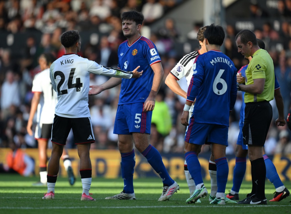 Harry Maguire – 7.3/10: Thi đấu tương đối chắc chắn ở khâu phòng ngự, tích cực triển khai bóng lên tuyến trên. Ảnh: EPA.

Lisandro Martinez – 6.8/10: Buộc Bernd Leno phải trổ tài cứu thua ngoạn mục sau cú nã đại bác uy lực từ ngoài vòng cấm, nhưng lại thiếu may mắn khi vô tình trở thành tác giả của bàn phản lưới nhà. Ảnh: EPA.

Luke Shaw – 6.6/10: Nhiều lần bỏ vị trí khiến khung thành gặp nguy hiểm, may mắn là Lammens đã kịp thời sửa sai. Dù sao, anh vẫn là lựa chọn khả dĩ hơn so với các phương án chắp vá khác ở hành lang cánh trái. Ảnh: EPA.

Kobbie Mainoo – 6.6/10: Là cầu thủ thi đấu nổi bật của Man Utd trong hiệp một, nhưng thật bất ngờ khi anh lại là cái tên đầu tiên bị rút ra nghỉ. Ảnh của Julian Finney/Getty Images.

Youri Tielemans – 6.9/10: Cần phải tung ra các đường chuyền mang tính đột biến cao với tần suất dày đặc hơn thay vì thi đấu quá an toàn. Ảnh: EPA.

Bruno Fernandes – 6.9/10: Đệm bóng trúng cột dọc dù có thừa thời gian và khoảng trống để đưa Quỷ đỏ vượt lên dẫn trước. Một màn trình diễn kém xa đẳng cấp vốn có của thủ quân người Bồ Đào Nha. Ảnh: EPA.

Bryan Mbeumo – 7/10: Bị thủ thành Leno chối từ một bàn thắng lẽ ra đã trở thành siêu phẩm cứa lòng. Ảnh của Zohaib Alam/Manchester United - Getty Images.

Matheus Cunha – 7.4/10: Xử lý thông minh khi dọn cỗ cơ hội ngon ăn cho Fernandes và Rashford, dù vậy anh đã thất thế trong pha tranh chấp dẫn đến bàn thắng của Fulham. Bù lại, anh chính là người hùng với pha lập công ấn định tỷ số hòa. Ảnh: EPA.

Marcus Rashford – 6.5/10: Màn trình diễn thảm họa trước khung thành đối phương, điển hình là pha đệm bóng bắn chim ở cự ly gần trong tình huống lẽ ra phải làm tốt hơn. Ảnh: EPA.