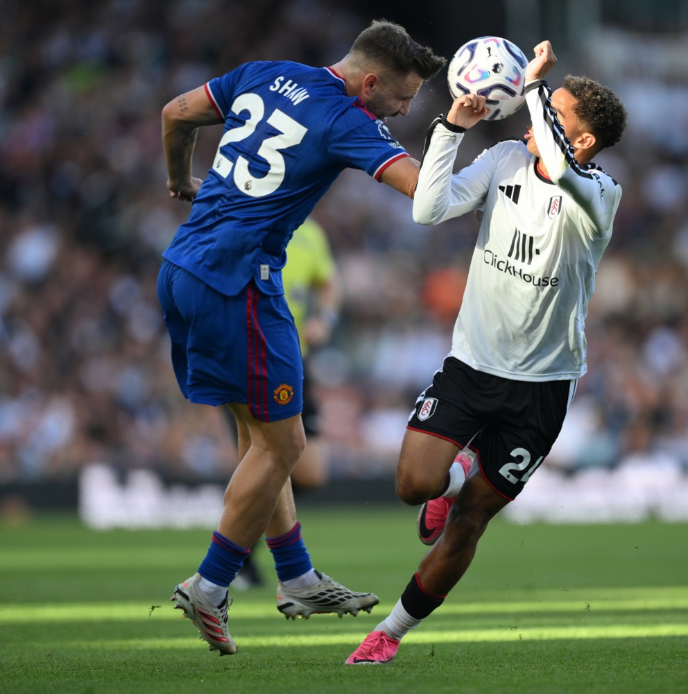 Luke Shaw – 6.6/10: Nhiều lần bỏ vị trí khiến khung thành gặp nguy hiểm, may mắn là Lammens đã kịp thời sửa sai. Dù sao, anh vẫn là lựa chọn khả dĩ hơn so với các phương án chắp vá khác ở hành lang cánh trái. Ảnh: EPA.

Kobbie Mainoo – 6.6/10: Là cầu thủ thi đấu nổi bật của Man Utd trong hiệp một, nhưng thật bất ngờ khi anh lại là cái tên đầu tiên bị rút ra nghỉ. Ảnh của Julian Finney/Getty Images.

Youri Tielemans – 6.9/10: Cần phải tung ra các đường chuyền mang tính đột biến cao với tần suất dày đặc hơn thay vì thi đấu quá an toàn. Ảnh: EPA.

Bruno Fernandes – 6.9/10: Đệm bóng trúng cột dọc dù có thừa thời gian và khoảng trống để đưa Quỷ đỏ vượt lên dẫn trước. Một màn trình diễn kém xa đẳng cấp vốn có của thủ quân người Bồ Đào Nha. Ảnh: EPA.

Bryan Mbeumo – 7/10: Bị thủ thành Leno chối từ một bàn thắng lẽ ra đã trở thành siêu phẩm cứa lòng. Ảnh của Zohaib Alam/Manchester United - Getty Images.

Matheus Cunha – 7.4/10: Xử lý thông minh khi dọn cỗ cơ hội ngon ăn cho Fernandes và Rashford, dù vậy anh đã thất thế trong pha tranh chấp dẫn đến bàn thắng của Fulham. Bù lại, anh chính là người hùng với pha lập công ấn định tỷ số hòa. Ảnh: EPA.

Marcus Rashford – 6.5/10: Màn trình diễn thảm họa trước khung thành đối phương, điển hình là pha đệm bóng bắn chim ở cự ly gần trong tình huống lẽ ra phải làm tốt hơn. Ảnh: EPA.