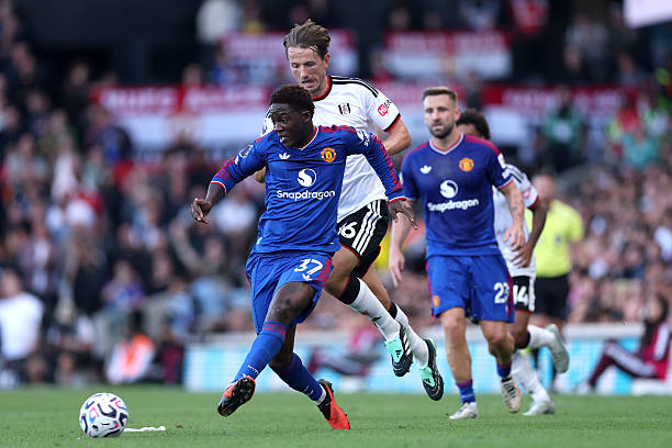 Kobbie Mainoo – 6.6/10: Là cầu thủ thi đấu nổi bật của Man Utd trong hiệp một, nhưng thật bất ngờ khi anh lại là cái tên đầu tiên bị rút ra nghỉ. Ảnh của Julian Finney/Getty Images.

Youri Tielemans – 6.9/10: Cần phải tung ra các đường chuyền mang tính đột biến cao với tần suất dày đặc hơn thay vì thi đấu quá an toàn. Ảnh: EPA.

Bruno Fernandes – 6.9/10: Đệm bóng trúng cột dọc dù có thừa thời gian và khoảng trống để đưa Quỷ đỏ vượt lên dẫn trước. Một màn trình diễn kém xa đẳng cấp vốn có của thủ quân người Bồ Đào Nha. Ảnh: EPA.

Bryan Mbeumo – 7/10: Bị thủ thành Leno chối từ một bàn thắng lẽ ra đã trở thành siêu phẩm cứa lòng. Ảnh của Zohaib Alam/Manchester United - Getty Images.

Matheus Cunha – 7.4/10: Xử lý thông minh khi dọn cỗ cơ hội ngon ăn cho Fernandes và Rashford, dù vậy anh đã thất thế trong pha tranh chấp dẫn đến bàn thắng của Fulham. Bù lại, anh chính là người hùng với pha lập công ấn định tỷ số hòa. Ảnh: EPA.

Marcus Rashford – 6.5/10: Màn trình diễn thảm họa trước khung thành đối phương, điển hình là pha đệm bóng bắn chim ở cự ly gần trong tình huống lẽ ra phải làm tốt hơn. Ảnh: EPA.