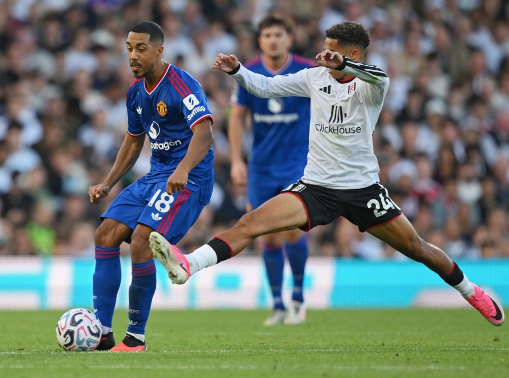 Youri Tielemans – 6.9/10: Cần phải tung ra các đường chuyền mang tính đột biến cao với tần suất dày đặc hơn thay vì thi đấu quá an toàn. Ảnh: EPA.

Bruno Fernandes – 6.9/10: Đệm bóng trúng cột dọc dù có thừa thời gian và khoảng trống để đưa Quỷ đỏ vượt lên dẫn trước. Một màn trình diễn kém xa đẳng cấp vốn có của thủ quân người Bồ Đào Nha. Ảnh: EPA.

Bryan Mbeumo – 7/10: Bị thủ thành Leno chối từ một bàn thắng lẽ ra đã trở thành siêu phẩm cứa lòng. Ảnh của Zohaib Alam/Manchester United - Getty Images.

Matheus Cunha – 7.4/10: Xử lý thông minh khi dọn cỗ cơ hội ngon ăn cho Fernandes và Rashford, dù vậy anh đã thất thế trong pha tranh chấp dẫn đến bàn thắng của Fulham. Bù lại, anh chính là người hùng với pha lập công ấn định tỷ số hòa. Ảnh: EPA.

Marcus Rashford – 6.5/10: Màn trình diễn thảm họa trước khung thành đối phương, điển hình là pha đệm bóng bắn chim ở cự ly gần trong tình huống lẽ ra phải làm tốt hơn. Ảnh: EPA.