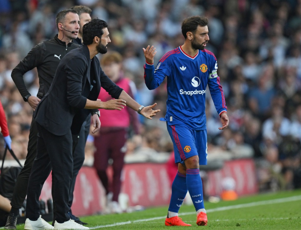 Bruno Fernandes – 6.9/10: Đệm bóng trúng cột dọc dù có thừa thời gian và khoảng trống để đưa Quỷ đỏ vượt lên dẫn trước. Một màn trình diễn kém xa đẳng cấp vốn có của thủ quân người Bồ Đào Nha. Ảnh: EPA.

Bryan Mbeumo – 7/10: Bị thủ thành Leno chối từ một bàn thắng lẽ ra đã trở thành siêu phẩm cứa lòng. Ảnh của Zohaib Alam/Manchester United - Getty Images.

Matheus Cunha – 7.4/10: Xử lý thông minh khi dọn cỗ cơ hội ngon ăn cho Fernandes và Rashford, dù vậy anh đã thất thế trong pha tranh chấp dẫn đến bàn thắng của Fulham. Bù lại, anh chính là người hùng với pha lập công ấn định tỷ số hòa. Ảnh: EPA.

Marcus Rashford – 6.5/10: Màn trình diễn thảm họa trước khung thành đối phương, điển hình là pha đệm bóng bắn chim ở cự ly gần trong tình huống lẽ ra phải làm tốt hơn. Ảnh: EPA.