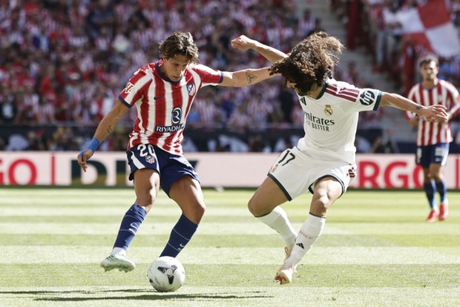 Marc Cucurella - 6.0 điểm: Thi đấu lăn xả và dẫn đầu đội bóng về số lần tắc bóng thành công. Ảnh: EPA.