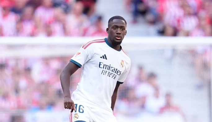 Ibrahima Konate - 6.0 điểm: Gánh vác quá nhiều áp lực sau khi người đá cặp bị truất quyền thi đấu. Konate để lại dấu ấn lớn với pha cứu thua ngoạn mục bằng đầu ngay trên vạch vôi ở phút 66. Ảnh: Dennis Agyeman/ Getty Images.