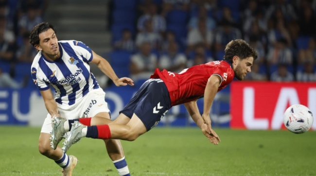 Jon Aramburu (bên trái) được Liverpool, Man City săn đón.