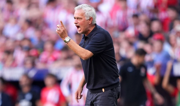 Mourinho chỉ tr&iacute;ch tổ trọng t&agrave;i, ph&ograve;ng VAR. Ảnh: Mateo Villalba Sanchez/Getty Images.