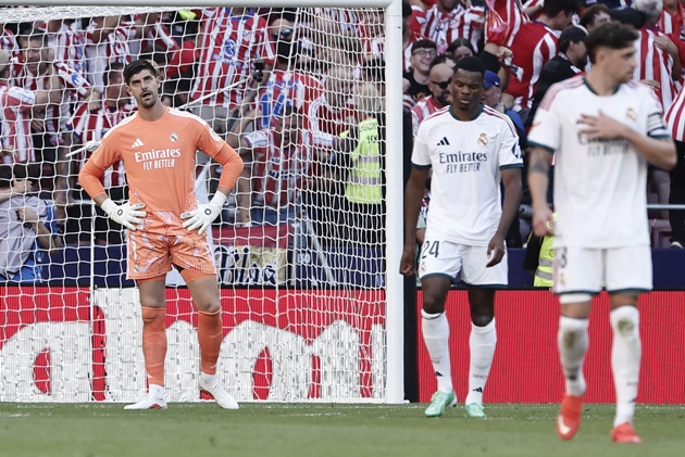 C&aacute;c cầu thủ Real Madrid kh&ocirc;ng được trả lời truyền th&ocirc;ng sau derby Madrid. Ảnh: EPA/SERGIO PEREZ