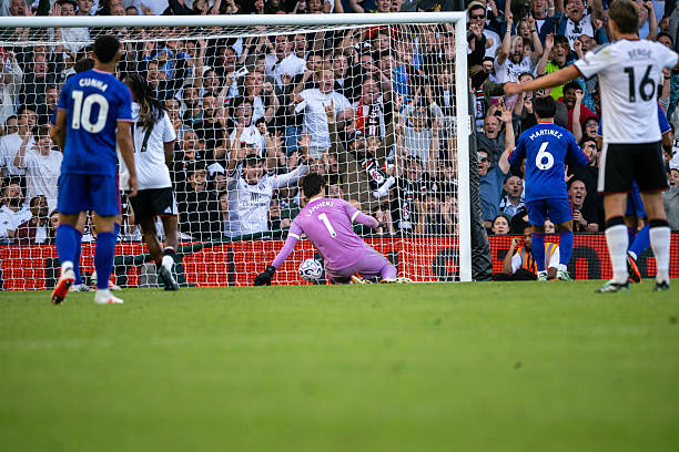 Ảnh bài viết Joe Hart bảo vệ Senne Lammens sau bàn thua tai hại của MU