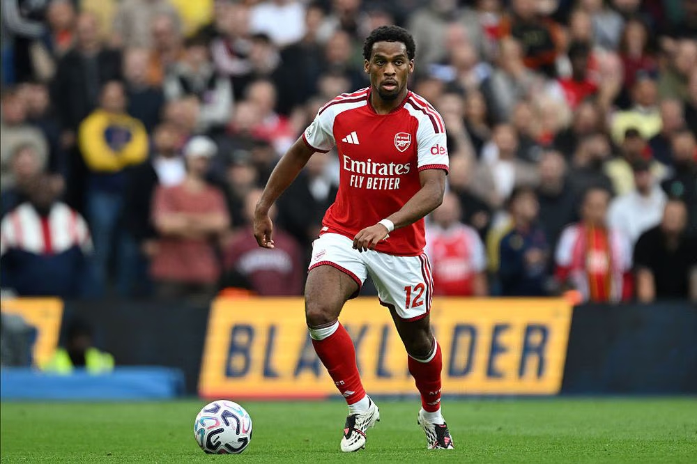 Jurrien Timber g&acirc;y thất vọng trong trận thua Brighton. Ảnh: Stuart MacFarlane/Arsenal FC.