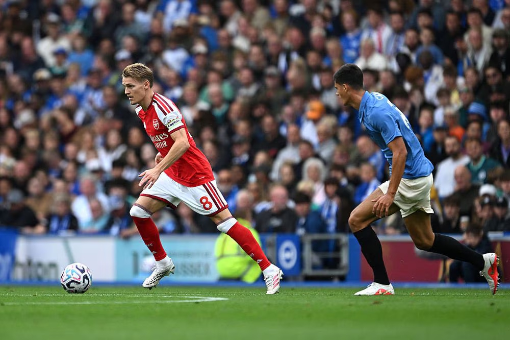 Martin Odegaard vẫn l&agrave; nhạc trưởng trong lối chơi của Arsenal. Ảnh: Stuart MacFarlane/Arsenal FC.
