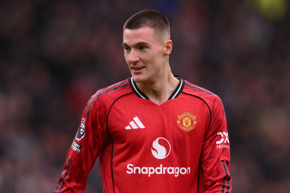 CĐV Man Utd kỳ vọng Sesko kịp trở lại ở trận đấu Tottenham. Ảnh: EPA.