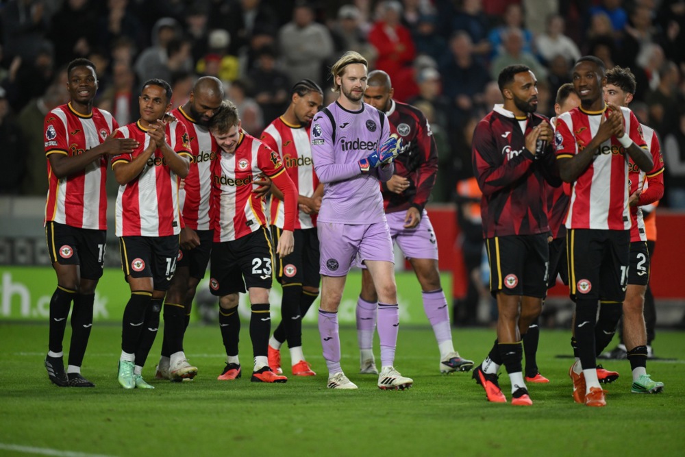 Brentford đ&aacute;nh bại Chelsea 3-0, đứng thứ 4 ở Ngoại hạng Anh sau 5 v&ograve;ng. Ảnh: EPA.