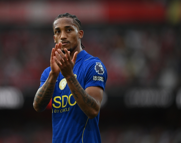 Chelsea giữ ch&acirc;n Joao Pedro. Ảnh: EPA