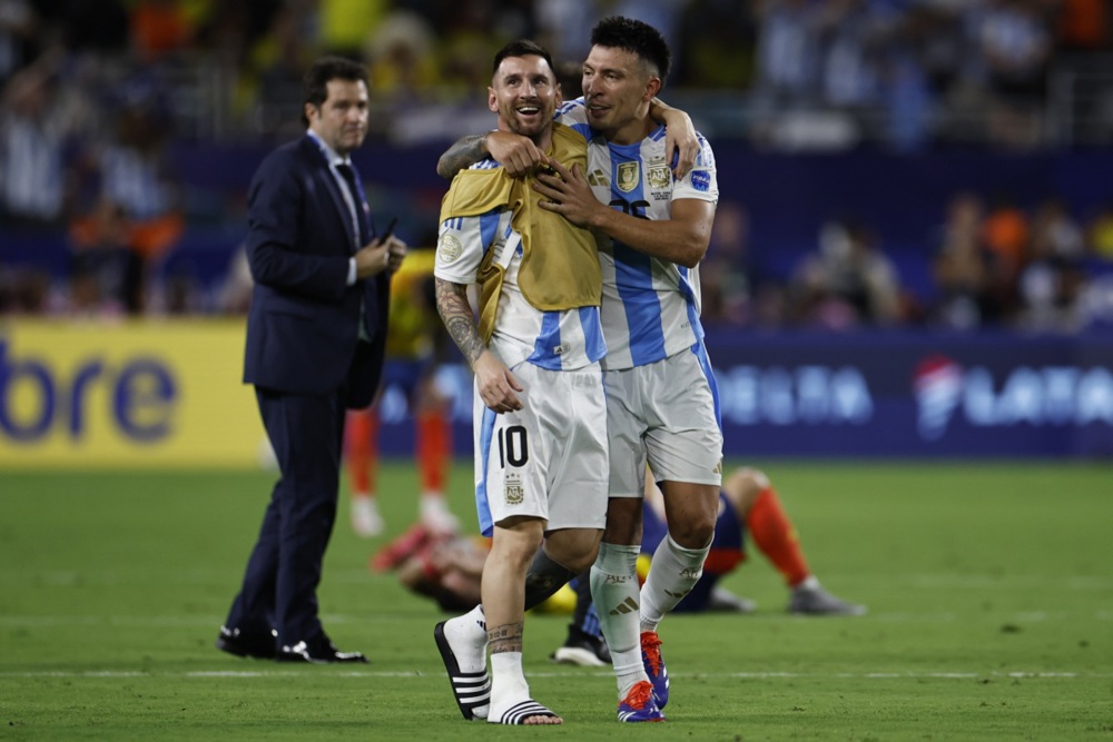 Martinez v&agrave; Messi ở tuyển Argentina. Ảnh: EPA.