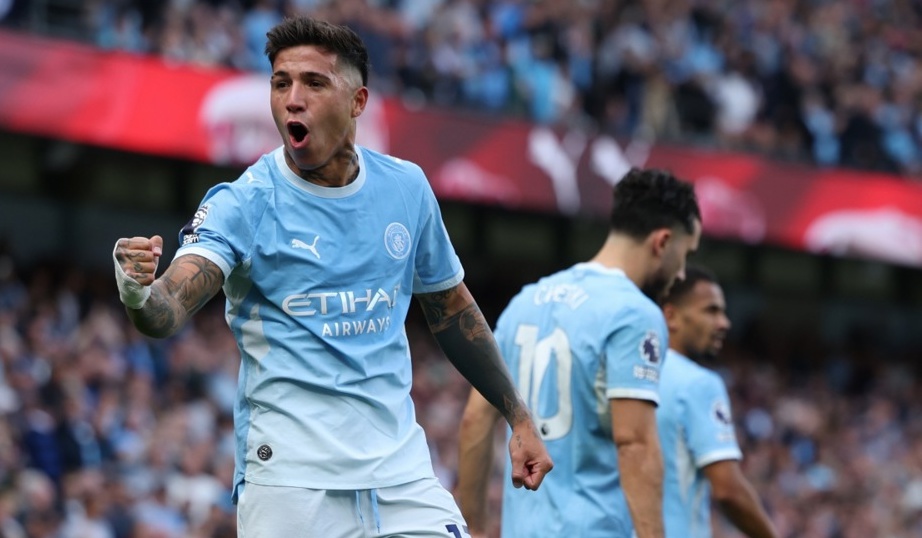 Fernandez thể hiện gi&aacute; trị ở Man City. Ảnh: EPA.