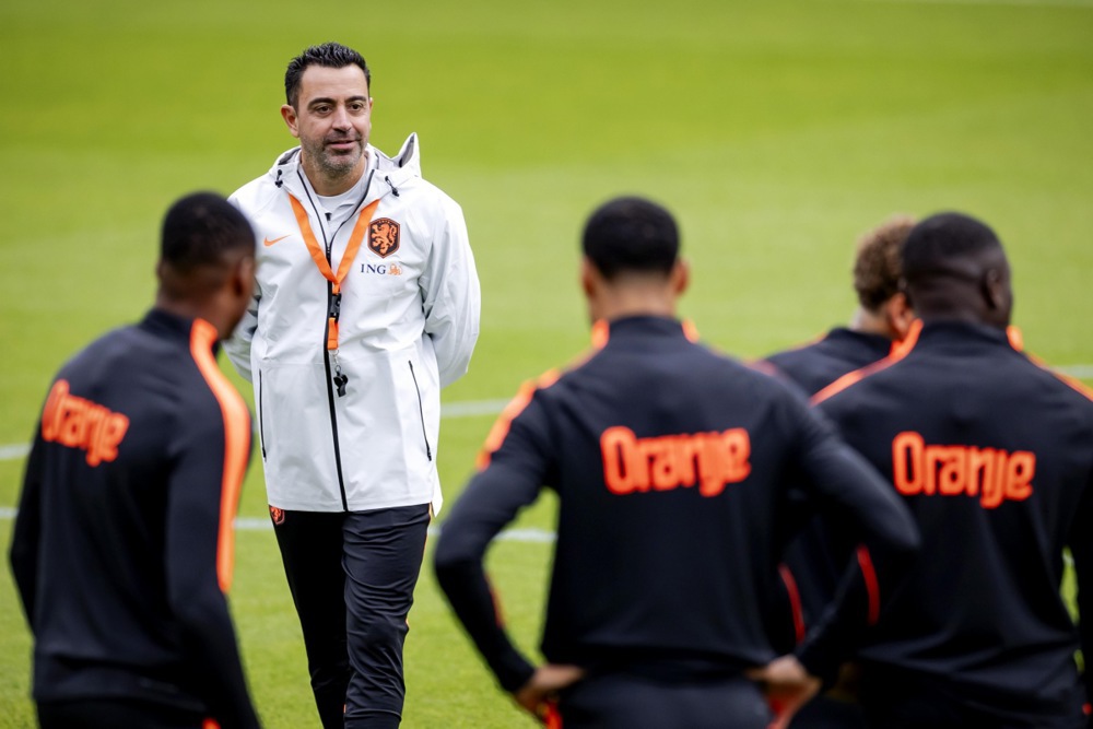 Xavi đ&oacute;n nhận thử th&aacute;ch mới c&ugrave;ng ĐTQG H&agrave; Lan. Ảnh: EPA.