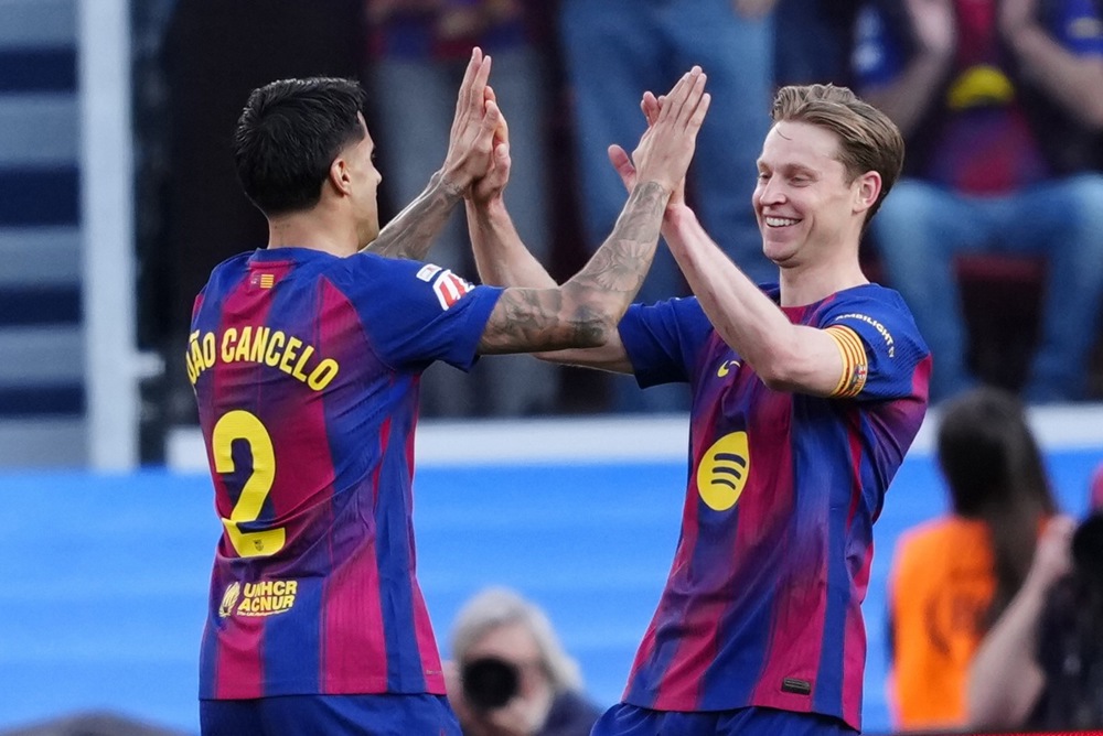 De Jong c&oacute; hy vọng ra s&acirc;n ở những trận đấu quan trọng của Barca. Ảnh: EPA.