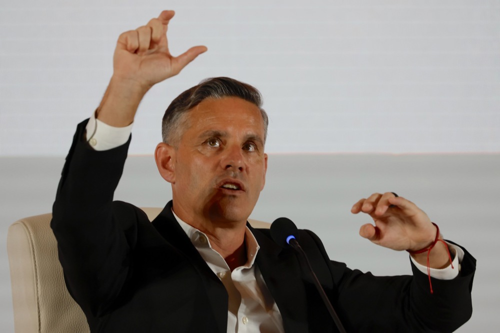 HLV John Herdman đặt quyết t&acirc;m gi&agrave;nh 3 điểm ng&agrave;y ra qu&acirc;n tại FIFA ASEAN Cup 2026. Ảnh: EPA/Mast Irham.