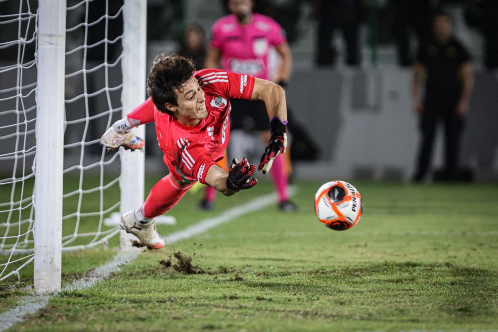 Beltran toả s&aacute;ng ở tuổi 21 trong khung gỗ River Plate. Ảnh: EPA Images.