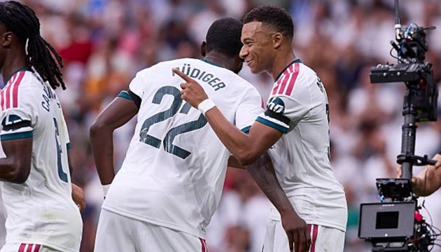 Mbappe bảo vệ Rudiger giữa t&acirc;m b&atilde;o chỉ tr&iacute;ch. Ảnh: 