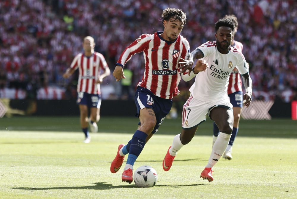 Vini c&oacute; m&agrave;n tr&igrave;nh diễn thiếu thuyết phục trước Atletico. Ảnh: EPA/SERGIO PEREZ.