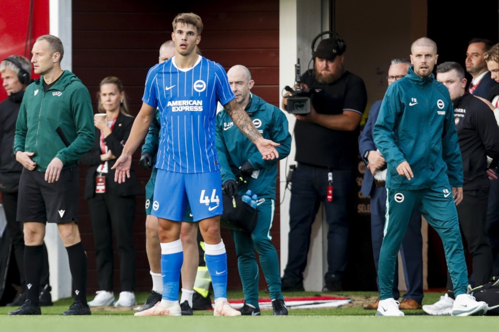 Luka Vuskovic thi đấu chói sáng trong màu áo Brighton. Ảnh: EPA.