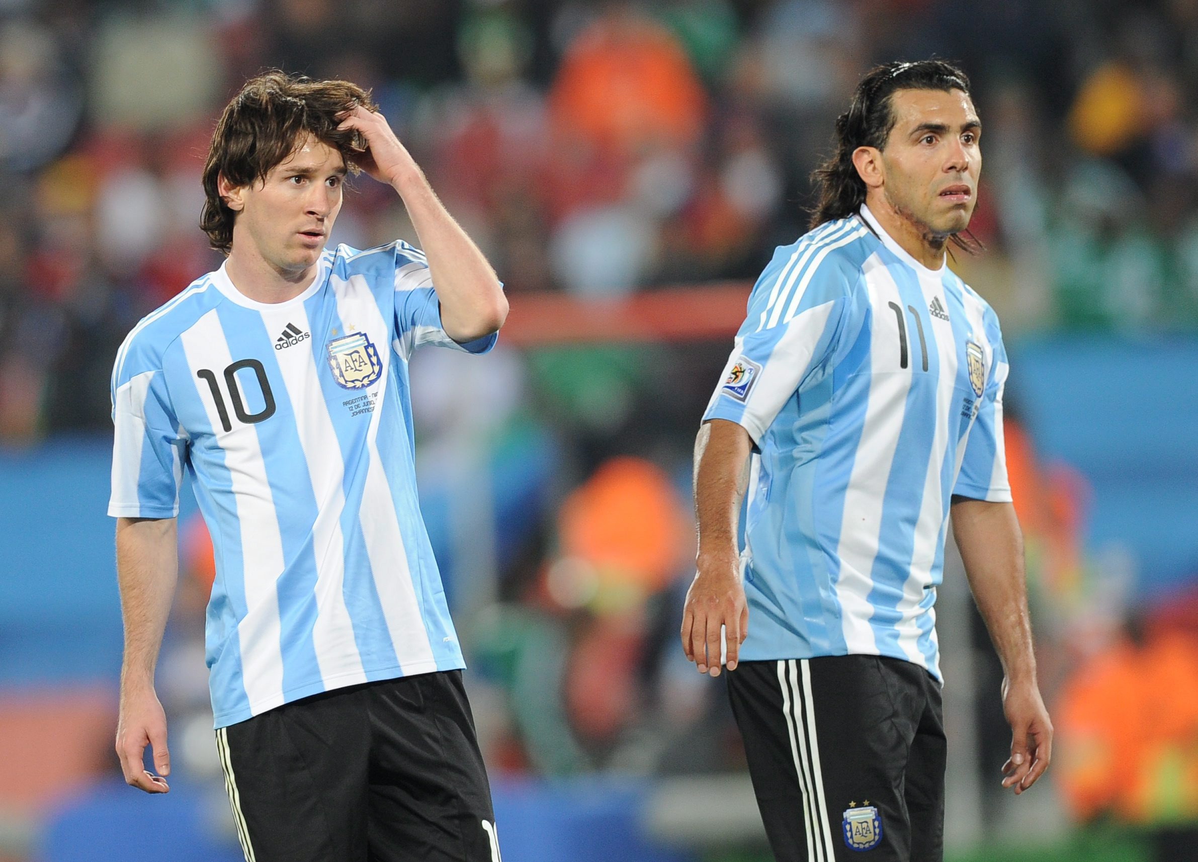 Tevez d&ugrave;ng tiền b&oacute;ng đ&aacute; để trả m&oacute;n nợ gia đ&igrave;nh. (Ảnh: EPA Images)
