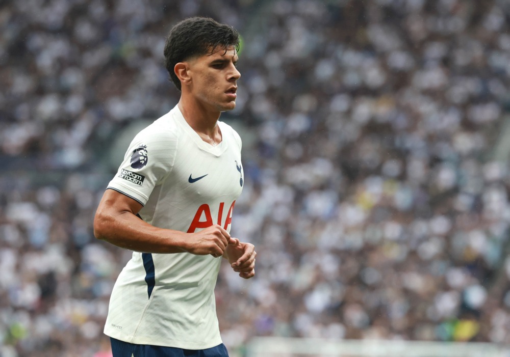 Ảnh bài viết Lewis-Skelly gọi tân binh Tottenham là đối thủ khó nhằn nhất