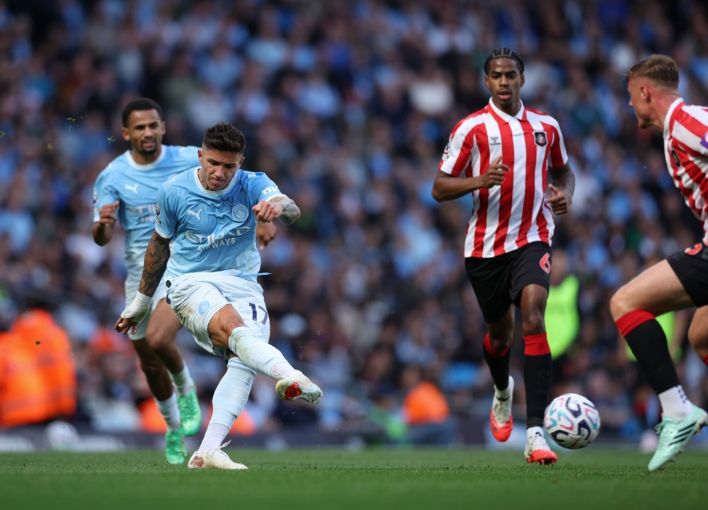Bộ đ&ocirc;i t&acirc;n binh Enzo Fernandez v&agrave; Ndiaye của Man City. Ảnh:  EPA/ADAM VAUGHAN.