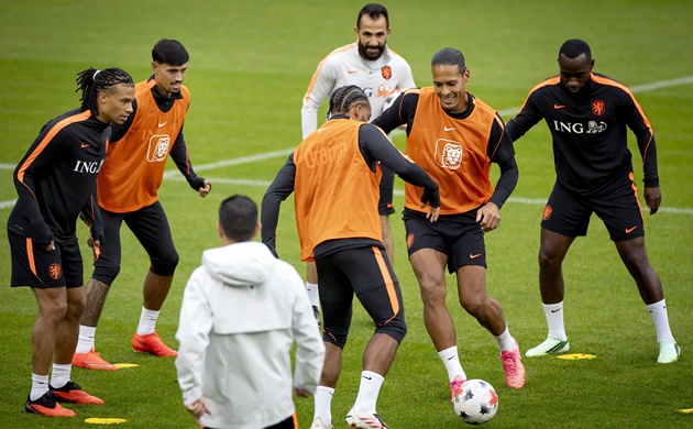 Van Dijk đ&aacute;p trả những c&aacute;o buộc thay đổi sơ đồ của Koeman. (Ảnh: EPA Images)