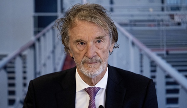 Sir Jim Ratcliffe đang phải trả nợ cho Man Utd từ thời nh&agrave; Glazer. (Ảnh: EPA Images)