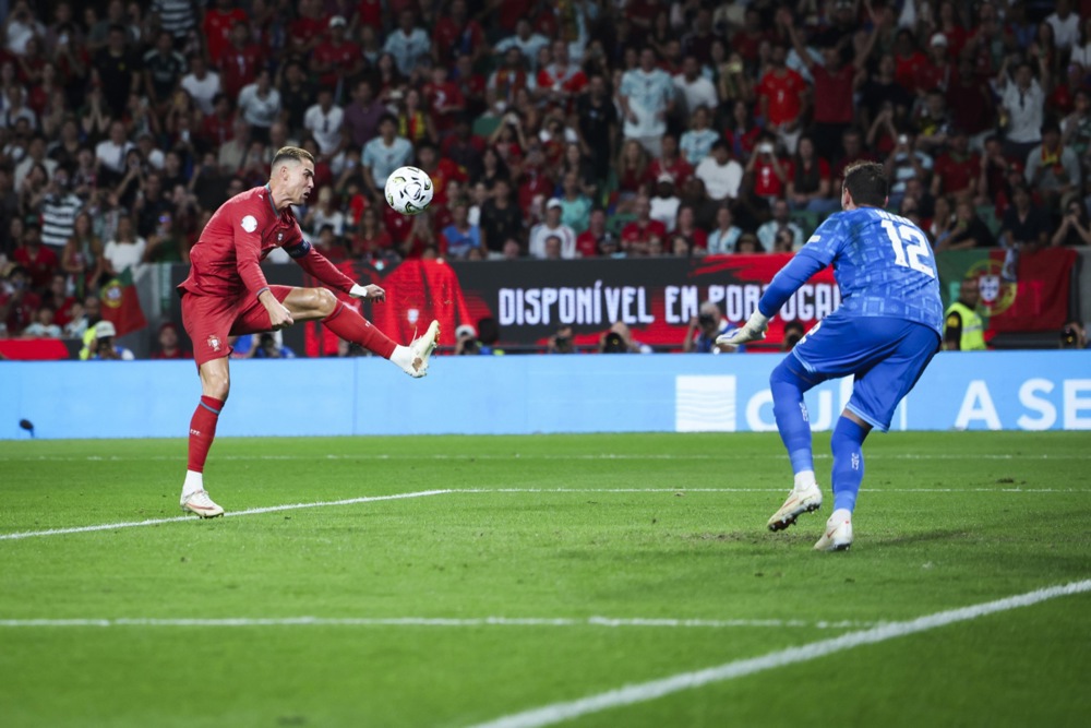 Ronaldo có thể có bàn thắng nếu may mắn hơn. Ảnh: EPA.