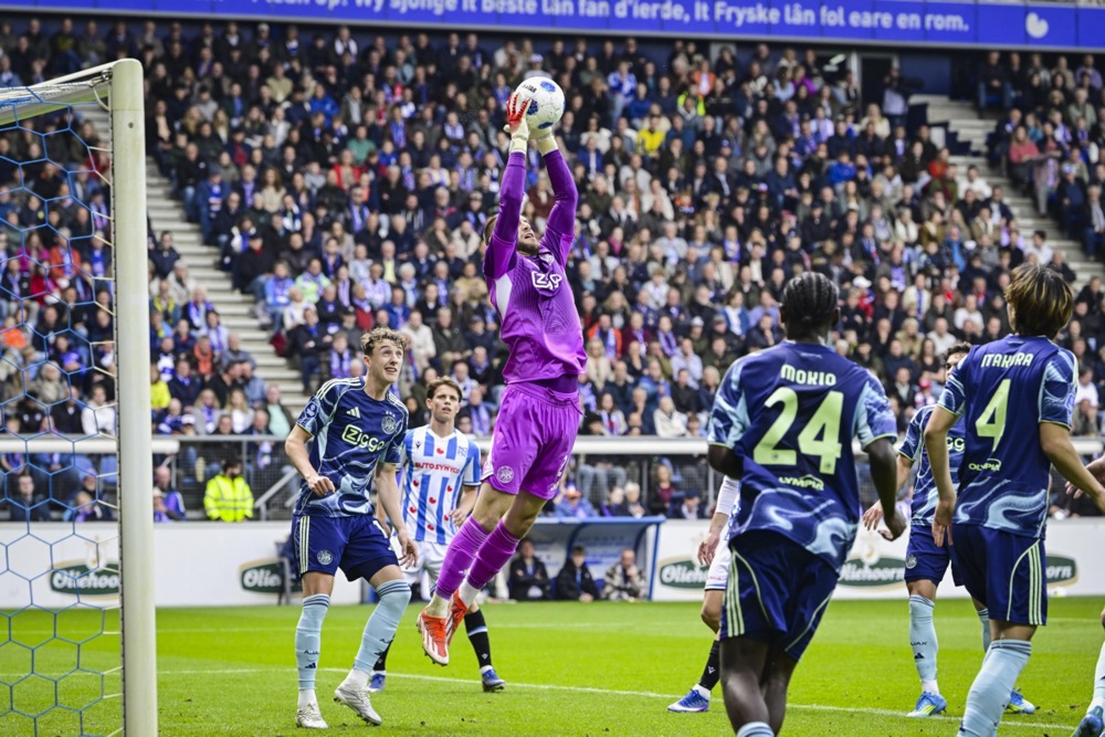 Maarten Paes trong m&agrave;u &aacute;o Ajax. Ảnh: EPA.