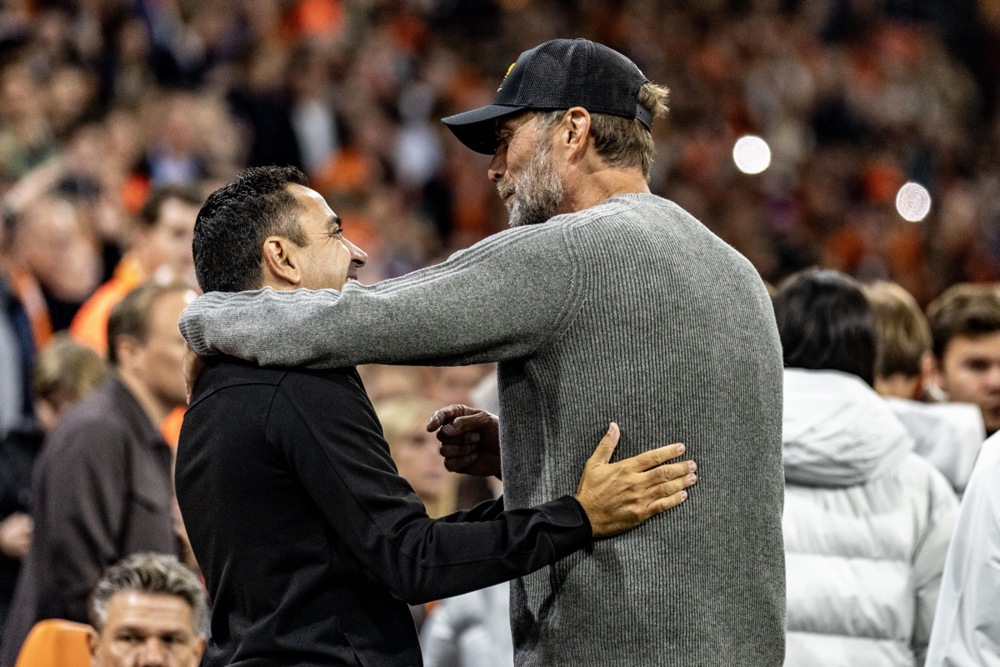 Xavi v&agrave; Klopp đem đến m&agrave;n so t&agrave;i đỉnh cao. Ảnh: EPA.