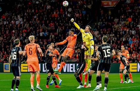 Marc-Andr&eacute; ter Stegen (7/10): Gặp may mắn ở t&igrave;nh huống mắc lỗi ra v&agrave;o đầu trận. D&ugrave; c&oacute; những pha chuyền hỏng đ&aacute;ng tr&aacute;ch, anh đ&atilde; chuộc lỗi bằng nhiều t&igrave;nh huống cứu thua xuất sắc trong hiệp hai trước khi bất lực ở b&agrave;n thua cuối. Ảnh: MARCEL VAN DORST/EYE4IMAGES/NurPhoto via Getty Images.