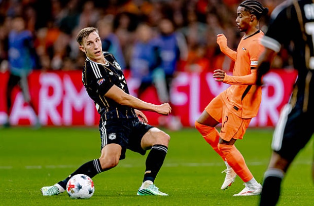 Nico Schlotterbeck (5/10): Trở lại sau chấn thương, anh thi đấu tr&ograve;n vai nhưng thiếu sự ch&iacute;nh x&aacute;c trong những đường chuyền quyết định v&agrave; l&eacute;p vế trong nhiều pha tranh chấp tay đ&ocirc;i. Ảnh:  Marcel van Dorst/EYE4IMAGES/NurPhoto via Getty Images.