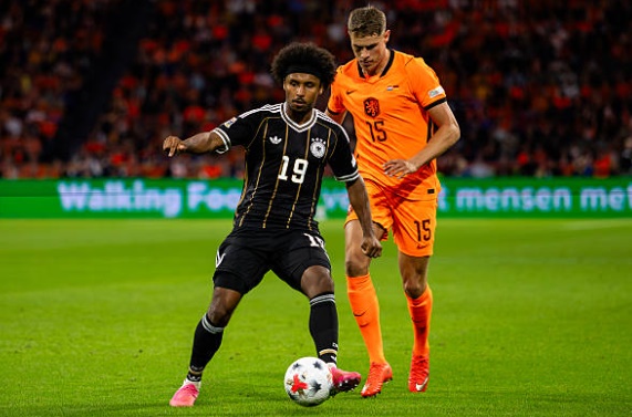 Karim Adeyemi (5/10): Thể hiện tốc độ ấn tượng trong những ph&uacute;t đầu, g&oacute;p c&ocirc;ng lớn v&agrave;o b&agrave;n mở tỉ số nhưng lại bỏ lỡ cơ hội v&agrave;ng để định đoạt trận đấu khi đối mặt với khung th&agrave;nh trống. Ảnh: Rene Nijhuis/MB Media/Getty Images
