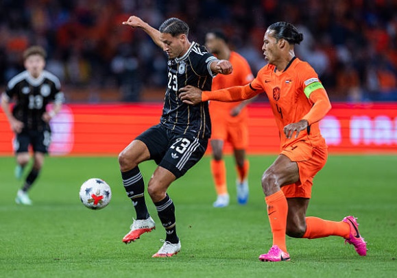 Younes Ebnoutalib (5/10): V&agrave;o thay Kai Havertz (ph&uacute;t 30). Nỗ lực h&ograve;a nhập v&agrave;o lối chơi chung v&agrave; c&oacute; cơ hội ghi b&agrave;n ngay sau khi v&agrave;o s&acirc;n, nhưng c&agrave;ng về sau c&agrave;ng tỏ ra đuối sức v&agrave; thiếu sắc b&eacute;n. Ảnh: Boris Streubel/Getty Images.