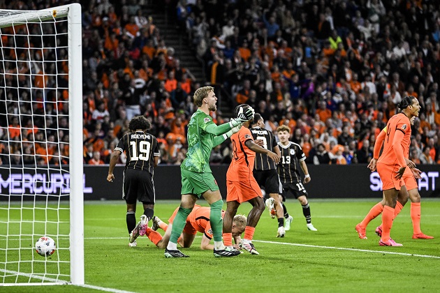 Bart Verbruggen (6/10): Không phải làm việc quá nhiều trong suốt trận đấu và hoàn toàn không thể làm gì trong bàn thua của Hà Lan.

Denzel Dumfries (7.5/10): Liên tục uy hiếp hàng thủ đối phương, tạo ra nhiều cơ hội và suýt ghi bàn. Anh tiếp tục là vũ khí quan trọng dưới thời HLV Xavi.

Micky van de Ven (5/10): Tiếp tục tỏ ra không phù hợp và thi đấu lúng túng ở vị trí hậu vệ trái. Đây sẽ là bài toán hóc húa cho HLV Xavi.

Jan Paul van Hecke (6/10): Dù khởi đầu mùa giải khó khăn tại Tottenham, anh vẫn thi đấu tròn vai và khá ổn định khi đá cặp cùng Virgil van Dijk.

Virgil van Dijk (6/10): Bị từ chối một bàn thắng hoàn toàn hợp lệ. Dù vậy, ở mặt trận phòng ngự, anh đôi lúc vẫn bị đối phương vượt qua về mặt tốc độ.

Quinten Timber (6/10): Bất ngờ xuất hiện trong đội hình xuất phát và chơi tương đối tốt ở hiệp một, dù may mắn thoát phạt sau pha vào bóng quyết liệt với Havertz.

Ryan Gravenberch (6/10): Màn trình diễn thiếu sự áp đảo từ tiền vệ Liverpool, phản ánh đúng chuỗi phong độ có phần chững lại của anh ở cấp độ câu lạc bộ.

Tijjani Reijnders (6/10): Đảm nhận vai trò số 10, anh tạo ra được một vài khoảnh khắc ấn tượng nhưng cũng mắc không ít xử lý hỏng và thiếu chính xác.

Crysencio Summerville (6.5/10): Dù chưa thi đấu bùng nổ như kỳ vọng tại Johan Cruyff ArenA, anh vẫn tạo ra vài tình huống nguy hiểm và suýt ghi bàn từ pha đánh đầu.

Cody Gakpo (7/10): Bỏ lỡ cơ hội ngon ăn trong hiệp một nhưng đã kịp thời dứt điểm chuẩn xác ở phút 92 để giật lại 1 điểm quý giá cho đội nhà.

Brian Brobbey (6/10): Xông xáo và tranh chấp tốt trong những phút đầu trận, nhưng không may phải rời sân sớm sau nửa giờ thi đấu do chấn thương cơ.Ảnh: EPA.