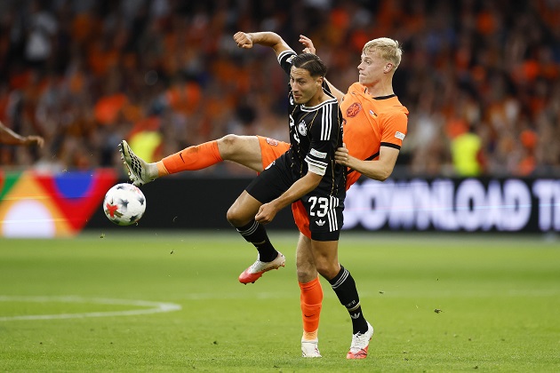 Jan Paul van Hecke (6/10): Dù khởi đầu mùa giải khó khăn tại Tottenham, anh vẫn thi đấu tròn vai và khá ổn định khi đá cặp cùng Virgil van Dijk.

Virgil van Dijk (6/10): Bị từ chối một bàn thắng hoàn toàn hợp lệ. Dù vậy, ở mặt trận phòng ngự, anh đôi lúc vẫn bị đối phương vượt qua về mặt tốc độ.

Quinten Timber (6/10): Bất ngờ xuất hiện trong đội hình xuất phát và chơi tương đối tốt ở hiệp một, dù may mắn thoát phạt sau pha vào bóng quyết liệt với Havertz.

Ryan Gravenberch (6/10): Màn trình diễn thiếu sự áp đảo từ tiền vệ Liverpool, phản ánh đúng chuỗi phong độ có phần chững lại của anh ở cấp độ câu lạc bộ.

Tijjani Reijnders (6/10): Đảm nhận vai trò số 10, anh tạo ra được một vài khoảnh khắc ấn tượng nhưng cũng mắc không ít xử lý hỏng và thiếu chính xác.

Crysencio Summerville (6.5/10): Dù chưa thi đấu bùng nổ như kỳ vọng tại Johan Cruyff ArenA, anh vẫn tạo ra vài tình huống nguy hiểm và suýt ghi bàn từ pha đánh đầu.

Cody Gakpo (7/10): Bỏ lỡ cơ hội ngon ăn trong hiệp một nhưng đã kịp thời dứt điểm chuẩn xác ở phút 92 để giật lại 1 điểm quý giá cho đội nhà.

Brian Brobbey (6/10): Xông xáo và tranh chấp tốt trong những phút đầu trận, nhưng không may phải rời sân sớm sau nửa giờ thi đấu do chấn thương cơ.Ảnh: EPA.
