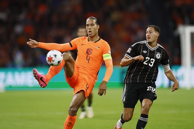 Virgil van Dijk (6/10): Bị từ chối một bàn thắng hoàn toàn hợp lệ. Dù vậy, ở mặt trận phòng ngự, anh đôi lúc vẫn bị đối phương vượt qua về mặt tốc độ.

Quinten Timber (6/10): Bất ngờ xuất hiện trong đội hình xuất phát và chơi tương đối tốt ở hiệp một, dù may mắn thoát phạt sau pha vào bóng quyết liệt với Havertz.

Ryan Gravenberch (6/10): Màn trình diễn thiếu sự áp đảo từ tiền vệ Liverpool, phản ánh đúng chuỗi phong độ có phần chững lại của anh ở cấp độ câu lạc bộ.

Tijjani Reijnders (6/10): Đảm nhận vai trò số 10, anh tạo ra được một vài khoảnh khắc ấn tượng nhưng cũng mắc không ít xử lý hỏng và thiếu chính xác.

Crysencio Summerville (6.5/10): Dù chưa thi đấu bùng nổ như kỳ vọng tại Johan Cruyff ArenA, anh vẫn tạo ra vài tình huống nguy hiểm và suýt ghi bàn từ pha đánh đầu.

Cody Gakpo (7/10): Bỏ lỡ cơ hội ngon ăn trong hiệp một nhưng đã kịp thời dứt điểm chuẩn xác ở phút 92 để giật lại 1 điểm quý giá cho đội nhà.

Brian Brobbey (6/10): Xông xáo và tranh chấp tốt trong những phút đầu trận, nhưng không may phải rời sân sớm sau nửa giờ thi đấu do chấn thương cơ.Ảnh: EPA.