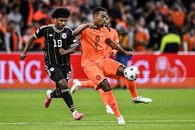 Ryan Gravenberch (6/10): Màn trình diễn thiếu sự áp đảo từ tiền vệ Liverpool, phản ánh đúng chuỗi phong độ có phần chững lại của anh ở cấp độ câu lạc bộ.

Tijjani Reijnders (6/10): Đảm nhận vai trò số 10, anh tạo ra được một vài khoảnh khắc ấn tượng nhưng cũng mắc không ít xử lý hỏng và thiếu chính xác.

Crysencio Summerville (6.5/10): Dù chưa thi đấu bùng nổ như kỳ vọng tại Johan Cruyff ArenA, anh vẫn tạo ra vài tình huống nguy hiểm và suýt ghi bàn từ pha đánh đầu.

Cody Gakpo (7/10): Bỏ lỡ cơ hội ngon ăn trong hiệp một nhưng đã kịp thời dứt điểm chuẩn xác ở phút 92 để giật lại 1 điểm quý giá cho đội nhà.

Brian Brobbey (6/10): Xông xáo và tranh chấp tốt trong những phút đầu trận, nhưng không may phải rời sân sớm sau nửa giờ thi đấu do chấn thương cơ.Ảnh: EPA.