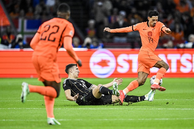 Tijjani Reijnders (6/10): Đảm nhận vai trò số 10, anh tạo ra được một vài khoảnh khắc ấn tượng nhưng cũng mắc không ít xử lý hỏng và thiếu chính xác.

Crysencio Summerville (6.5/10): Dù chưa thi đấu bùng nổ như kỳ vọng tại Johan Cruyff ArenA, anh vẫn tạo ra vài tình huống nguy hiểm và suýt ghi bàn từ pha đánh đầu.

Cody Gakpo (7/10): Bỏ lỡ cơ hội ngon ăn trong hiệp một nhưng đã kịp thời dứt điểm chuẩn xác ở phút 92 để giật lại 1 điểm quý giá cho đội nhà.

Brian Brobbey (6/10): Xông xáo và tranh chấp tốt trong những phút đầu trận, nhưng không may phải rời sân sớm sau nửa giờ thi đấu do chấn thương cơ.Ảnh: EPA.