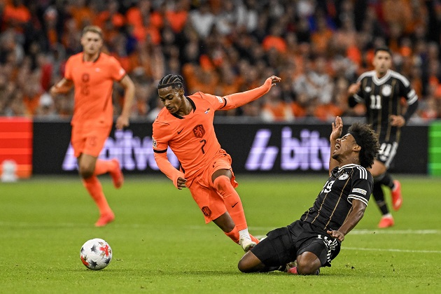 Crysencio Summerville (6.5/10): Dù chưa thi đấu bùng nổ như kỳ vọng tại Johan Cruyff ArenA, anh vẫn tạo ra vài tình huống nguy hiểm và suýt ghi bàn từ pha đánh đầu.

Cody Gakpo (7/10): Bỏ lỡ cơ hội ngon ăn trong hiệp một nhưng đã kịp thời dứt điểm chuẩn xác ở phút 92 để giật lại 1 điểm quý giá cho đội nhà.

Brian Brobbey (6/10): Xông xáo và tranh chấp tốt trong những phút đầu trận, nhưng không may phải rời sân sớm sau nửa giờ thi đấu do chấn thương cơ.Ảnh: EPA.