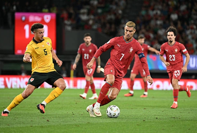 Tiền đạo: Cristiano Ronaldo (6.8) Một ngày thi đấu thiếu may mắn và tương đối mờ nhạt của huyền thoại 41 tuổi. Anh bỏ lỡ một cơ hội vô lê cận thành ngon ăn ở hiệp một, sau đó bị công nghệ VAR từ chối bàn thắng do lỗi việt vị trong gang tấc ở hiệp hai trước khi bị thay ra ở phút 67. (Ảnh: Alex Juarez/Anadolu qua Getty Images)