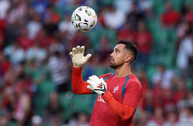 Thủ môn: Diogo Costa (6.9) Thủ thành thuộc biên chế Porto đã có một ngày thi đấu vô cùng nhàn nhã khi hàng công Xứ Wales chơi mờ nhạt và gần như không tung ra được pha dứt điểm trúng đích nào quá nguy hiểm. Dù vậy, Costa vẫn thể hiện sự tập trung cao độ, phân phối bóng chuẩn xác từ tuyến dưới và làm chủ hoàn toàn không gian trong khu vực cấm địa. (Ảnh: Carlos Rodrigues/Getty Images)