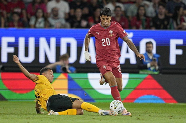 Hậu vệ phải: Joao Cancelo (7.5) Không phải chịu quá nhiều áp lực phòng ngự, Cancelo thoải mái dâng cao và phối hợp ăn ý với các đồng đội bên hành lang cánh phải. Những quả tạt và đường tỉa bóng của anh mở ra nhiều cơ hội hãm thành đáng chú ý, đồng thời luôn lùi về kịp thời để bọc lót khi đội khách tổ chức phản công nhanh. (Ảnh: Pedro Loureiro/Sports Press Photo/Getty Images)