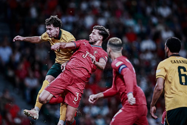 Trung vệ: Ruben Dias (7.5) Ngôi sao đang thi đấu tại giải Ngoại hạng Anh tiếp tục chứng tỏ đẳng cấp của một thủ lĩnh hàng phòng ngự. Anh hóa giải hầu hết các pha bóng bổng của Xứ Wales và điểm nhấn lớn nhất là tình huống cản phá xuất thần ngay trên vạch vôi ở phút 74, cứu cho Bồ Đào Nha một bàn thua trông thấy. (Ảnh:  Joao Gregorio/NurPhoto qua Getty Images)